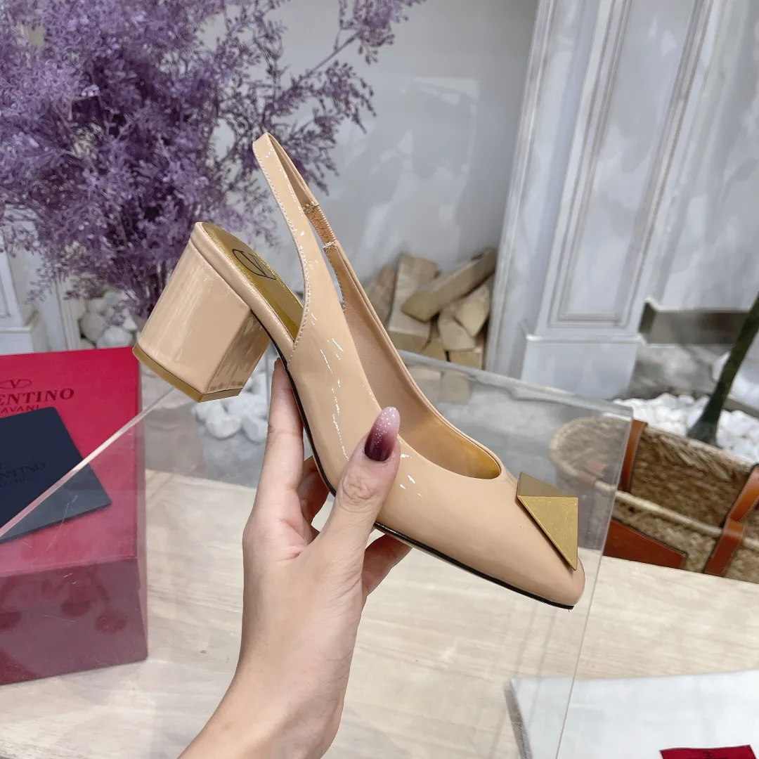👟👟Ex-factory price 440👟👟 Genuine leather sole +40 Valentino Valentino 2023 spring and summer new product [Pyramid] large spike shoes are new☑️ ———————————— Valentino Garavani’s classic “Roman Stud” series debuts in a new interpretation! The latest golden big rivet element is full of high-end sense! Extremely fashionable ~ Upper: Original custom-made cow patent leather Lining: Original high-gloss imported sheepskin lining Outsole: Italian genuine leather Outsole: Wear-resistant rubber sole Size: 34-42 (34 and 42 are custom-made and non-refundable) Heel height: [8.5cm] - [6cm] (2 heel height options)